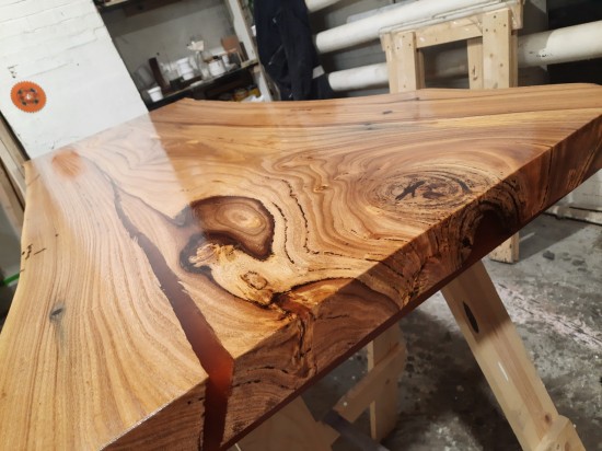 Стол из слэбов с живым краем